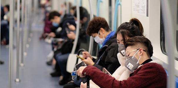 中国火车上的人们戴着口罩