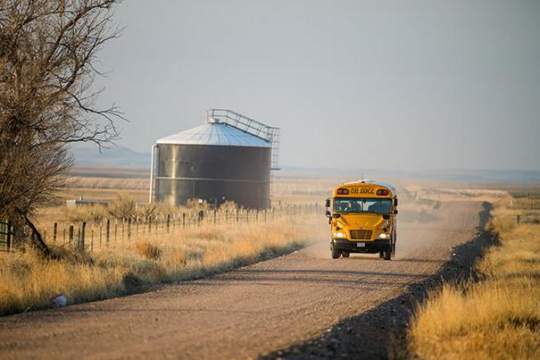 一辆校车行驶在科罗拉多乡间的土路上